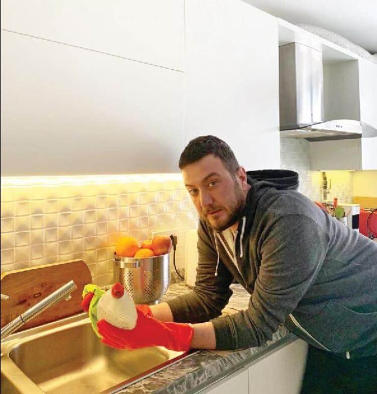 <p><strong>Onur Büyüktopçu</strong></p>
<p>Eldivenini takıp temizlik yapan Onur Büyüktopçu, sevenlerine mesaj yolladı:</p>
<p><strong>“Evde kal. Acil bir durum yoksa, işe gitmek zorunda da değilsen evinden dışarı çıkma lütfen. Marketten aldığın veya dışarıdan söylediğin her şeyi mutlaka dezenfekte et. Evde kaldığın süre boyunca da hijyenik yaşamayı unutma. Bugünler de geçecek. Sabırlı olalım, sevdiklerimize uzaktan sarılalım.”</strong></p>
