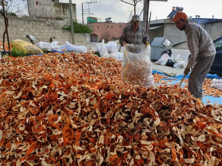 <p>Kadirli Ziraat Odası Başkanı Hanifi İspir ise portakalın kabuğunun meyvesinden pahalı olduğunu belirterek "Her yıl portakal kabukları ilçemize getirilerek alımı yapılıyor. Bu sektörün hem ilçemizde hem de ülke genelinde daha fazla yaygınlaştırılması lazım. Geleceği açık bir sektör." ifadesini kullandı.</p>