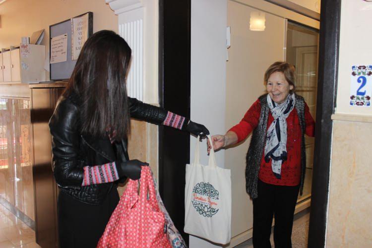 <p>Karşıyaka Atakent Mahallesi'nde oturan tiyatrocu Ebru Atilla Sağay da önlem amacıyla evlerinden çıkmayan yaşlı komşuları için bir iyilik hareketi başlattı. Aynı zamanda apartmanın yöneticisi olan Sağay, iki oğlunun da desteği ile apartman girişine astığı, 'Apartmanımızdaki 60 yaş üzerinde ve rahatsızlığı olan varsa alışverişlerini yapabiliriz. İhtiyaç duyarsanız lütfen çekinmeyin' yazılı not ile market alışverişleri için gönüllü olacağını duyurdu. Telefondan ihtiyaçlarını öğrendiği yaşlı komşuları için maske ve eldiven takarak market alışverişi yapan Sağay, ürünleri bazı komşularına kapıdan verirken, kronik hastalığı olanlar için ise kapıya bırakıyor.<br />
</p>