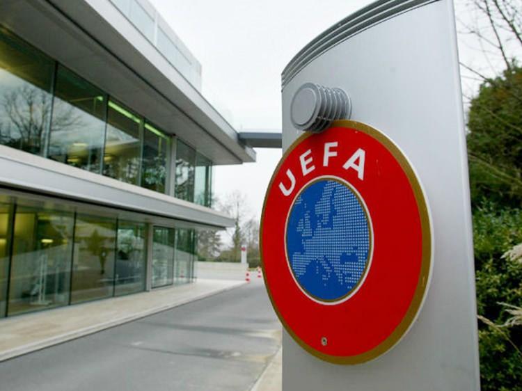 <p><strong>UEFA'DAN FFP KARARI! </strong></p>
<p>UEFAKoronavirüs nedeniyle liglerin ertelenmesinin ardından Finansal Fair Play'de esnemeye gidecek. UEFA Basın Servisi bu konuda kulüplere gerekli esnekliğin sağlanacağını açıkladı. UEFA, kulüplerin geçmiş borçlara dair sunacağı raporların tarihini ertelenmesine karar verdi. Olağanüstü durumlar dikkate alınarak, kulüplerin UEFA'ya finansal fair play çerçevesinde sunacağı raporlar konusunda koronavirüs vakası dikkate alınacak. Zira liglerin ertelenmesinin ardından kulüplerin uğrayacağı ekonomik zarar da bu doğrultuda dikkate alınacak.</p>
