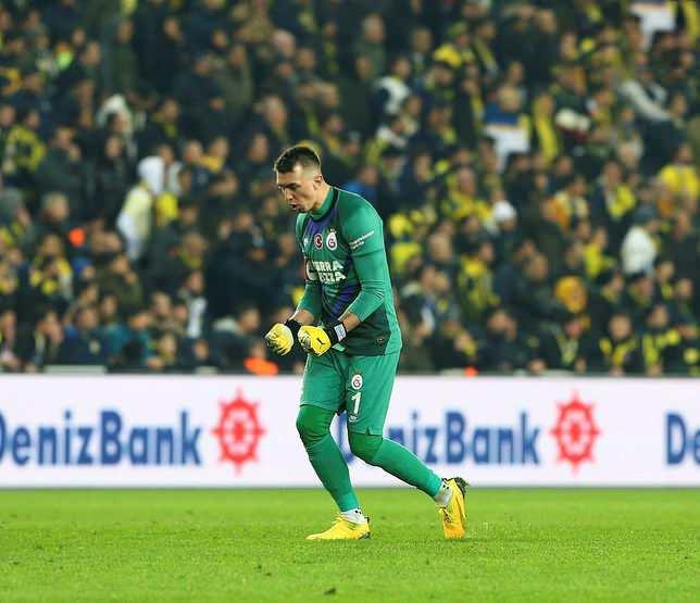 <p><strong>OYUNCULARIN MAAŞINDA KESİNTİ OLACAK MI?</strong></p>

<p>Süper Lig'de ilk etapta ortalama Nisan sonuna kadar durması planlanan maçlarda takımları da çok ciddi bir ekonomik sıkıntı bekliyor. Yayın geliri, performans primi, sponsorluk gelirleri ve maç günü gelirlerinden yaklaşık 1.5 ay boyunca faydalanamayacak olan Süper Lig takımları, yüksek maaş ödedikleri futbolcular ile masaya oturacak. Almanya ve İtalya'da bazı takımlar, futbolcularından maaşlarında indirim ya da yeni bir ödeme takvimi belirlemesi isterken; İsviçre'nin Sion takımı maaşında indirime gitmeyen tüm futbolcularının sözleşmelerini feshetti..</p>
