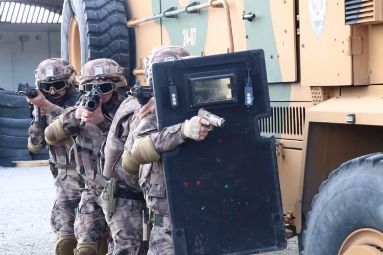<p>Ses ve sis bombaları atarak camlardan ve kapılardan otobüse giren PÖH'ler, yolcuları rehin alan iki teröristi saniyeler içinde etkisiz hale getirdi. PÖH'lerin nefes kesen tatbikatı, gerçeğini aratmadı.</p>