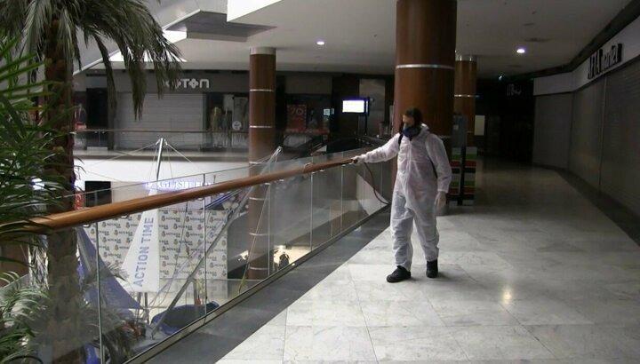 <p>Ülke genelinde kapıların kapatmayan çok sayıda AVM ise koronavirüse yönelik tedbirler almış durumda.</p>
