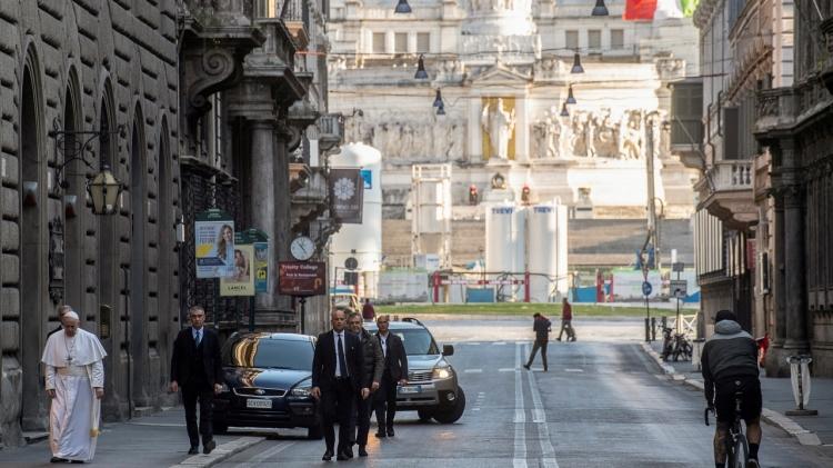 <p>Dünya Koronavirüs tehdidine karşı gereken önlemleri almaya devam ediyor. Dünya genelinde sokaklar neredeyse bomboş...</p>
<p>Roma</p>
<p>Roma`da boş sokaklarda yürüyen Papa!</p>