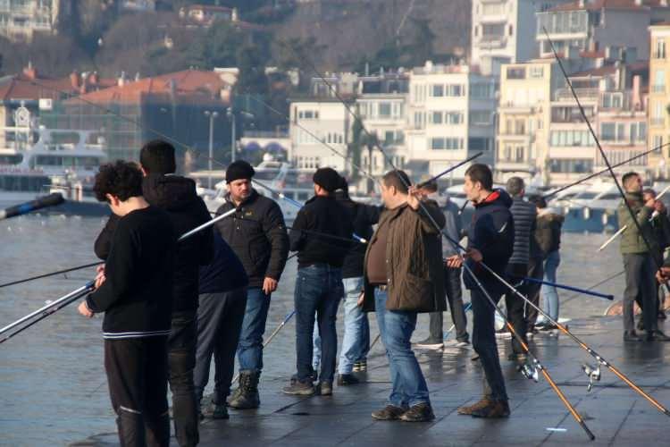 <p>Arnavutköy Sahili'ni dolduran bazı vatandaşlar yürüyüş ve koşu yaparken, bazı vatandaşlar ise oltalarıyla balık tuttu.</p>
<p>Evde kalmaktan sıkıldığı için Boğaz'da balık tutmaya geldiğini söyleyen Kadir Kandemir, " Erken saatte balık tutmaya geldik.</p>