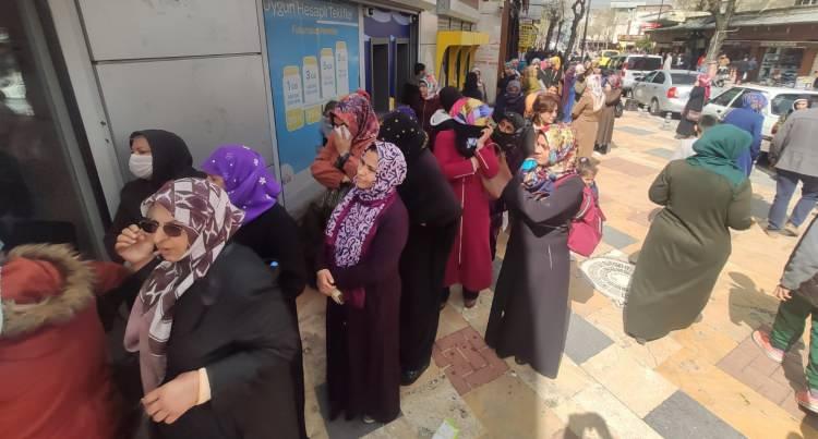<p>ŞANLIURFA’da vatandaşlar fatura ödemek ve işlem yaptırmak için PTT şubelerinde yoğunluk oluşturdu. Koronavirüse karşı hiçbir önlemin alınmadığı şubede görevliler de zor anlar yaşadı.<br />
</p>