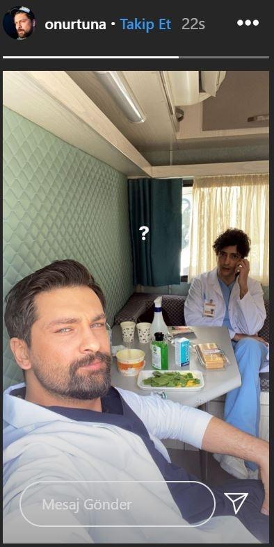 <p><span style="color:#0000CD"><strong>İSYAN BAYRAĞINI ÇEKMİŞTİ!</strong></span></p>

<p>Mucize Doktor çekimlerine devam ediyor. Koronavirüs neredeyse tüm hayatı durdu. Dizi ve film setlerini bile olumsuz etkiledi. Birçok dizi yapımcısı setleri iptal etti. Ancak devam edenlerde var. Bunlardan biri de Mucize Doktor'dur. Onur Tuna setlerin devam ettiğine dair oyuncu arkadaşı Taner Ölmez'le bu fotoğrafı çekerek gösterdi.</p>
