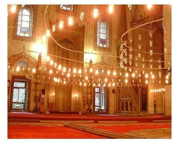 <p>Cuma günü getirilen salâvatları Peygamber Efendimiz vesilesiz bizzat kendisi aldığını haber vermiştir<br />
“Cuma günü ve geceleri üzerime (yüz defa) salâvat getirenin, Allah-u Teâla otuzu dünyaya yetmişi ahirete olmak üzere yüz hacetini kabul eder.”</p>
