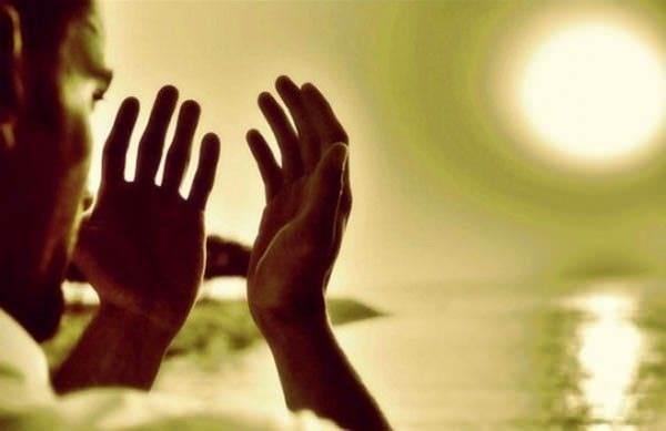 <p>Yemek yerken önüne isabet eden yerden yerlerdi. Namaz kıldıktan sonra üç kere istiğfar ederdi.</p>