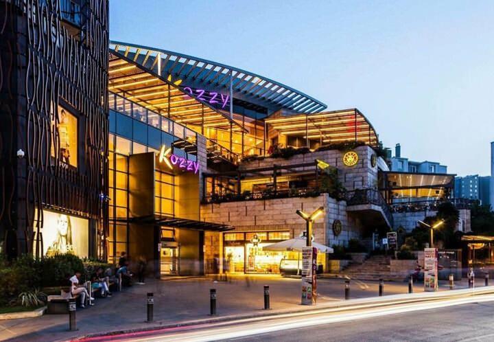 <p>İstanbul Kadıköy'deki KOZZY AVM</p>