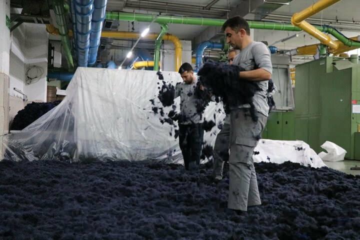 <p>Adana'da atık plastik malzemelerden elde edilmiş elyafla kumaş dokuyan firma, üretiminin yüzde 80'ini yurt dışına satarak yılda 50 milyon dolarlık döviz girdisi sağlıyor.</p>
<p> </p>