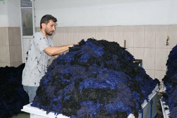 <p>Atık malzemelerden elde edilen ham maddeyi alarak çevre dostu kumaşlarda kullanan firma, bunları ABD, İngiltere, İspanya, Fransa ve Rusya başta olmak üzere 70 ülkeye gönderiyor.</p>