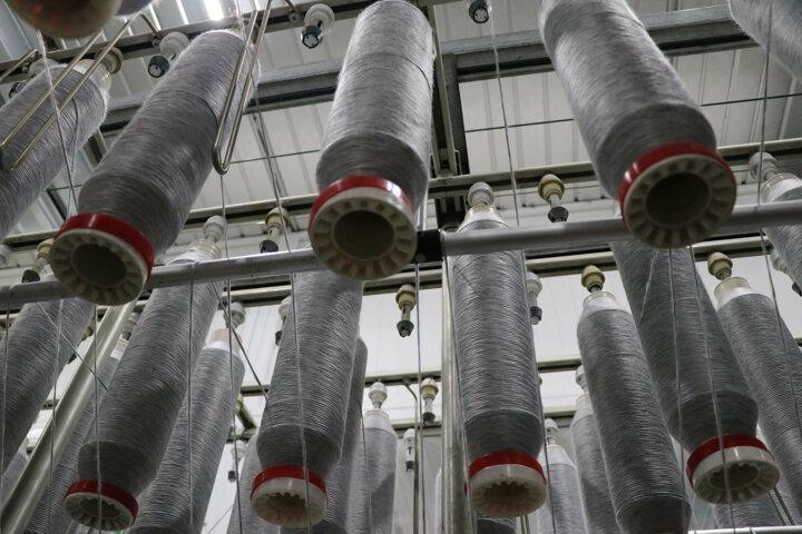 <p>Yeni trendin, sürdürülebilir bir dünya için geri dönüştürülmüş ham maddelerden mamul elde etmek olduğuna dikkati çeken Kıvanç, bu kapsamda atık plastik şişelerden elyaf üreten Hindistan'daki bir firmayla iş birliği yaptıklarını ve onların Türkiye'deki mümessili olduklarını söyledi.</p>