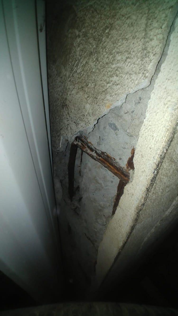<p>Evlerini acil olarak boşaltmak zorunda kalan bina sakinlerinden bir kısmı akrabalarına giderken bir kısmı ise öğretmen evine yerleştirildi.</p>