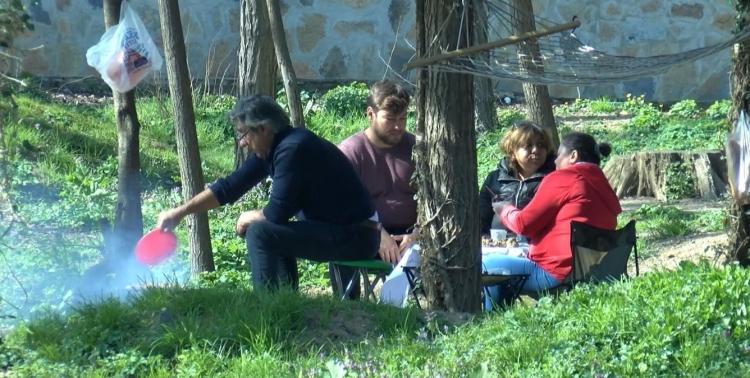 <p>Ormana araçlarıyla gelenlerin oluşturduğu yoğunluk havadan da görüntülendi. İçeri giren araçlar ise piknik alanının etrafında bulunan otoparkları doldurdu.</p>
