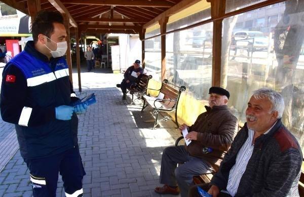 <p>Muğla’da dün Büyükşehir Belediyesi'nde görevli sağlık görevlileri sokakta bulunan vatandaşları uyardı. Sağlık görevlilerinin evde oturmaları konusunda uyardığı bankta oturan iki kişiden Alaattin Kaya’nın (57), "Evde otura otura vallahi karımla kavga ettim" cevabı, şaşkınlık yarattı.</p>