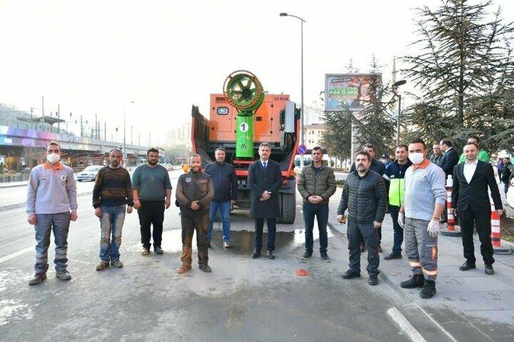 <p>Mamak Belediyesi, kendi mühendis ve ustaları ile sokak ve caddeleri dezenfekte etmek üzere basınçlı bir sistem olan “Covit19Savar"ı geliştirdi. "Covit19Savar" adı verilen araç üzerine monte edilen sistem geniş alanları kolayca dezenfekte edebiliyor. AR-GE çalışması Mamak Belediyesince yapılan virüs avcısı sistem, Kıbrıs Mahallesi'ndeki testlerden başarıyla geçmesinin ardından gece boyu cadde ve sokakları dezenfekte etmeye devam etti.</p>
<p> </p>