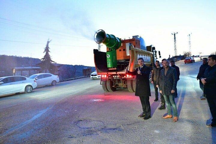 <p>“Covit19Savar”ın Türkiye’de bu bir ilk olduğunu söyleyen Mamak Belediye Başkanı Murat Köse, “Rabbim bu virüsten milletimizi korusun. Hükümetimiz, Sağlık Bakanlığımız inanılmaz tedbirler alıyor. Sayın Cumhurbaşkanımızdan Allah razı olsun. Çok öncesinden uyardı ve bütün Türkiye’yi ayağa kaldırdı. Gerçekten önlemler çok üst düzeyde. Bizde Mamak Belediyesi olarak caddelerimizin dezenfektesinde böyle bir sistemi ustalarımız, mühendislerimiz sayesinde hep beraber yapmış olduk. Herkesten Allah razı olsun. Bütün Mamak’a, devamında ihtiyaç halinde tüm ilçelere göndereceğiz. Mamak Belediyesi markasıyla bunu yapıyoruz” dedi.</p>