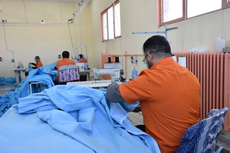 <p>Bu sayede para kazanarak ailelerine de katkı sağladıklarını aktaran hükümlü, "İşlediğimiz suçlardan pişmanız. Önceden mesleğim yoktu ama bu mesleği öğrendim, dışarıda sürdürmeyi düşünüyorum. Ailemin geçimini bu yolla sağlamak istiyorum." dedi.</p>