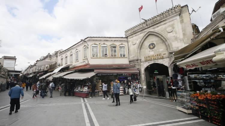 <p>İstanbul’da yerli ve yabancı turistlerce en çok ziyaret edilen, ticaretin de en yoğun olduğu merkezlerin başında gelen Tarihi Yarımada içinde bulunan Kapalıçarşı, koronavirüs salgını nedeniyle en sakin günlerini yaşıyor.</p>

<p> </p>
