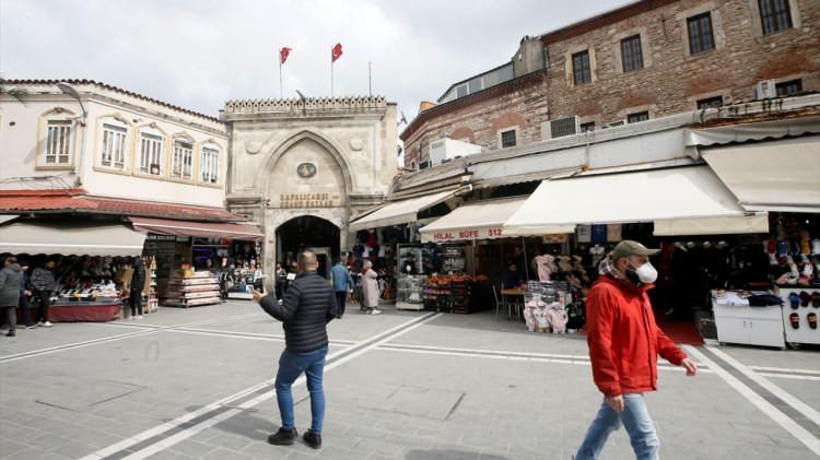 <p>Çin’den sonra birçok ülkeyi etkisi altına alan koronavirüs vakalarının geçen hafta Türkiye’de de ortaya çıkması, sosyal hayatı da etkiledi.</p>
