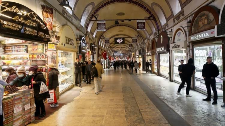 <p>İstanbul’un cazibe merkezi Eminönü ve Sultanahmet, adeta sessizliğe büründü. Salgın öncesi yerli ve yabancı turistlerin akın ettiği Tarihi Yarımada’ya gelen turist sayısında gözle görülür düzeyde düşüş var.</p>
