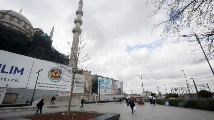 <p>Ayasofya, Sultanahmet Camisi ve Topkapı Sarayı nedeniyle ilgi odağı olan Sultanahmet Meydanı’nda da ziyaretçi yönünden azalma görülüyor.</p>