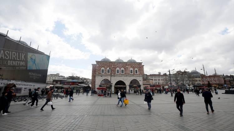 <p>Kurtulmuş, Kapalıçarşı’nın çok sayıda turist gelen bir yer olması nedeniyle turistlerle ilişkilerde dikkatli olunması gerektiği konusunda da uyarıda bulunduklarını belirterek, "Kapalıçarşı’yı dezenfekte ediyoruz akşamları. Gereken hassasiyeti gösteriyoruz." dedi.</p>