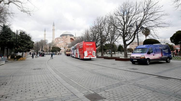 <p>"Turist sayısı 3 günde yüzde 20 azaldı"</p>
<p>Salgın nedeniyle son 3 günde Kapalıçarşı’ya gelen ziyaretçi sayısında yüzde 20 azalma olduğunu aktaran Kurtulmuş, şöyle konuştu: "Bu konuda esnafımızdan `dükkanımızı açmayalım` şeklinde teklifler de geliyor. Tabii burası kat malikleri oldukları için kendilerinin inisiyatifinde. Bu konuda diğer alışveriş merkezlerinden farklı olarak esnaflarımız dükkanlarını açabilirler ya da açmayabilirler. Bu kararı kendileri alabilir. Sağlık Bakanlığı, İçişleri Bakanlığı veya Valilikten bir talimat gelirse Kapalıçarşı’yı açmayız. Bu konudaki talimatlara uyarız. Bunun ötesinde insanlarımız ticaret yapma hakkına sahip. Turistleri de paniklettirmeden burada yaşamın devam etmesi için elimizden geleni yapıyoruz. Ama bunun boyutları daha ileri bir seviyede olursa, verilecek talimatlara uyarız. Kapalıçarşı’yı geçici olarak kapatmayı düşünebiliriz."</p>