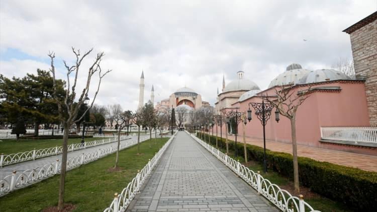 <p>Öte yandan Kapalıçarşı’dan bir esnafa koronavirüs tanısı konmasına ilişkin yayılan haberlere de değinen Kurtulmuş, “Biz aileyle iletişim halindeyiz. Kendileri test sonuçlarını bizden gizlemiyor ve bunu basınla paylaştık. Kendilerinin test sonuçları negatif. Fakat yanlarında çalışan bir kişi şu anda Çapa’da bulunuyor. Onun da testi negatif olarak çıkmış. Biz de bu bilgiyi esnafımızla paylaşıyoruz. Şu an pozitif çıkan bir emare yok.” değerlendirmesini yaptı.</p>