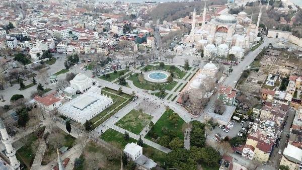 <p>Koronavirüs tedbirleri kapsamında alınan kararların ardından İstanbulluların birçoğu evlerinde kalırken, kentin kalabalık olan meydanları boş kaldı. Tarihi yarımadadaki sessizlik havadan görüntülendi.</p>