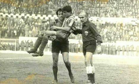 <p>Beşiktaş kalecisi Rasim Kara, sakatlanan Fenerbahçeli Verel'i saha dışına taşırken. </p>
