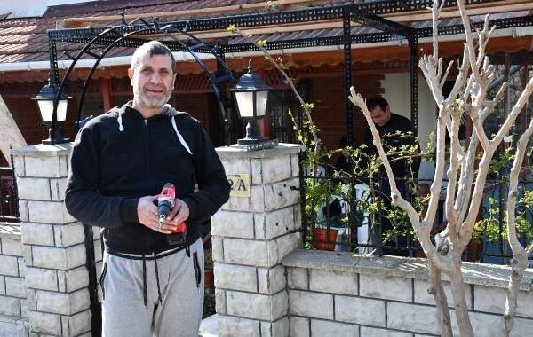 <p>TÜRKİYE'de koronavirüs salgının görülmesi ve okulların da uzaktan eğitime geçmesiyle birlikte, özellikle büyük şehirlerde oturanlar, tatil beldelerine gitmeye başladı. Tekirdağ'ın Marmara Ereğlisi ilçesi sahilinde yazlıkları bulunanlar, henüz havalar ısınmamasına rağmen evlerini açtı.</p>
