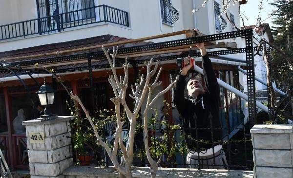 <p>Türkiye'de koronavirüs vakalarının artmasıyla birlikte özellikle büyük şehirlerde yaşayanlar köy, yayla veya yazlıklara gitmeye başladı. Yaz aylarında nüfus artışının yaşandığı Tekirdağ’ın turistik ilçesi Marmara Ereğlisi sahili, koronavirüs tedbirleri kapsamında okulların da uzaktan eğitime geçmesi nedeniyle yazlıkçıların erken gelişleriyle dolup taştı.<br />
 </p>
