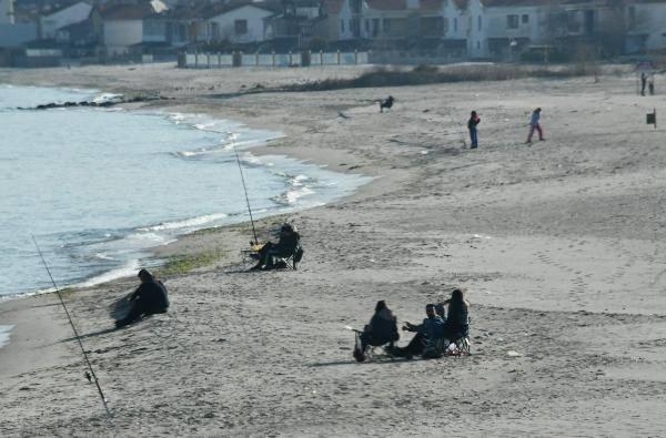 <p>İstanbul'dan, ilçedeki yazlığına gelen Gülsen Güller, insanlardan uzak kalmaya çalıştığını belirterek, "İstanbul'dan geldik. Malum dünyada koronavirüs diye bir salgın var. İnsanların bu konuda çok tedbirli olduğunu düşünmüyorum. Kalabalık ortamdan uzaklaşmak, birkaç gün kafa dinlemek. Sakin bir iki gün geçirmek için geldim. Burada hem sakin, hem de balık tutarak zaman geçiriyorum. İnsanlardan ve toplumdan uzak, güzel" dedi.<br />
</p>