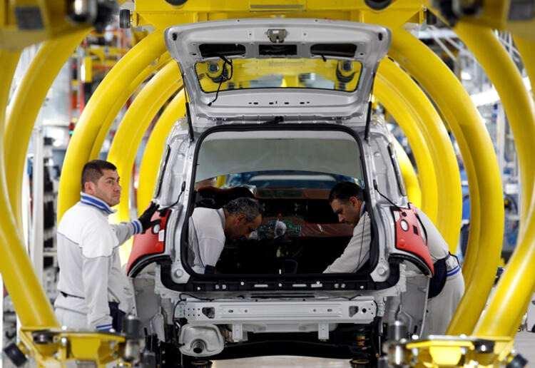 <p>Fiat </p>
<p>İtalyan otomotiv şirketi Fiat, dün İtalya, Sırbistan ve Polonya'daki fabrikalarında üretimi 27 Mart’a kadar durdurduğunu açıkladı.</p>