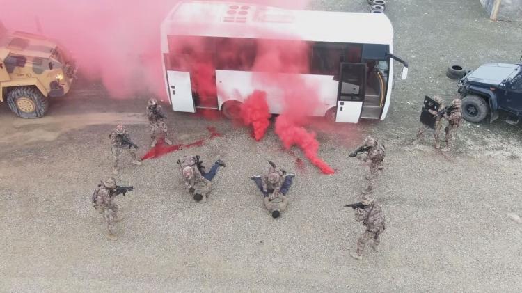 <p>Tatbikatlarda senaryo gereği evde bulunan rehineleri kurtaran, terörist ve suç örgütlerine yönelik operasyon yapan PÖH'ler, araçlarla belirlenen hedef noktaya ilerleyip evin etrafını kuşattıktan sonra attıkları sis bombalarının arasında eve girerek düşmanı kısa sürede etkisiz hale getiriyor.</p>