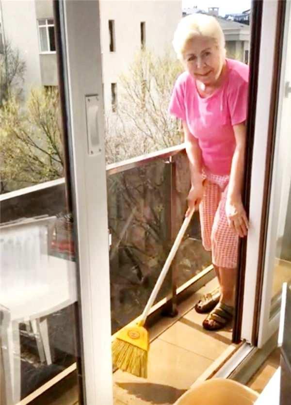 <p>İzole süresinde oyuncunun annesi de evi dip bucak temizledi.</p>