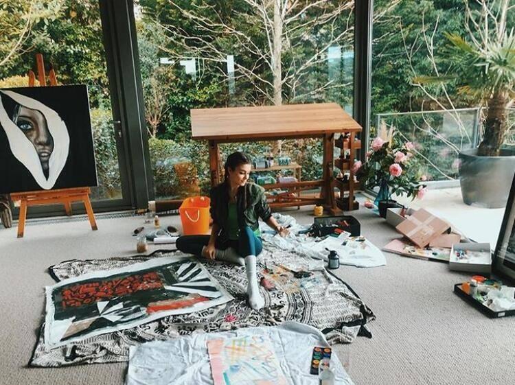 <p><strong>HANDE ERÇEL </strong></p>
<p>Evde çekilen fotoğrafını "Madem evdeyiz/istediğimiz kadar dağıtabiliriz" notu ile Instagram paylaştı. </p>