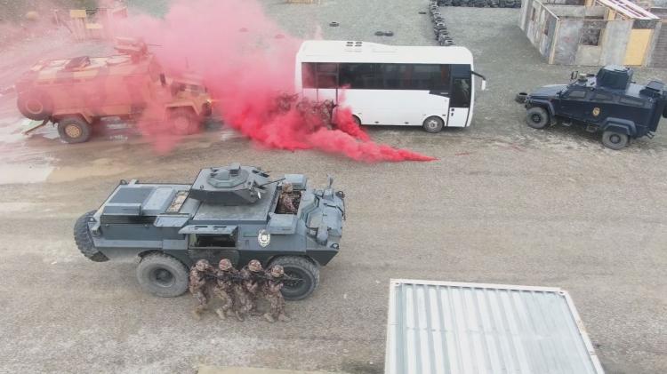 <p>Erzincan'daki PÖH'ler, bu eğitimler çerçevesinde yaptıkları bir tatbikatta, senaryo gereği yolcuların bulunduğu otobüsün teröristlerce kaçırılması üzerine harekete geçti. "Teslim ol" çağrısına teröristlerden olumsuz yanıt alan ekipler, gelen talimat üzerine otobüse operasyon düzenledi.</p>
