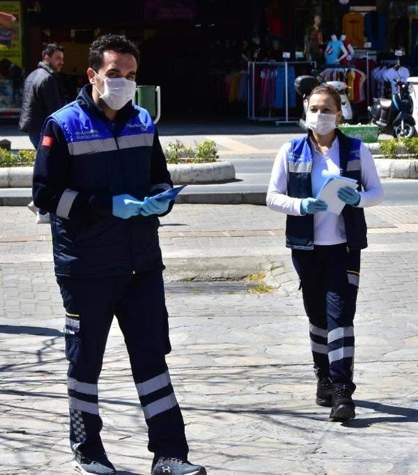 <p>Muğla'da da dün, uyarılara kulak asmayan vatandaşlar, 'sosyal mesafe' tavsiyesine de uymayıp, parklardaki banklarda yan yana oturdu. Büyükşehir Belediyesi Sağlık ve Sosyal Hizmetler Daire Başkanlığı sağlık görevlileri, koronavirüs salgınına karşı alınması gereken önlem ve tedbirler konusunda otogar, park, pazaryeri, cadde ve sokaklarda bulunan vatandaşlara içinde bulundukları risk durumu ile ilgili bilgi verip, broşür dağıttı.<br />
</p>
