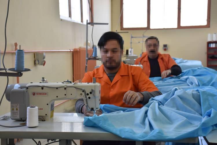 <p>Atölyede yılda 40 bin parça nevresim takımı dikerek diğer cezaevleri ve bazı kurumların ihtiyacını karşılayan tutuklu ve hükümlüler, üretim faaliyetlerine katılarak cezaevinde kalmanın oluşturduğu baskıyı üzerlerinden atarken, aldıkları ücretler sayesinde de ailelerine yük olmaktan kurtuluyor.</p>