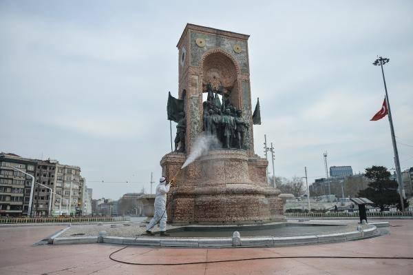 <p>İstiklal Caddesi'nde belediye ekipleri tarafından koronavirüse karşı dezenfekte çalışması yapıldı. Yapılan dezenfekte çalışmaları havadan fotoğraflandı.</p>