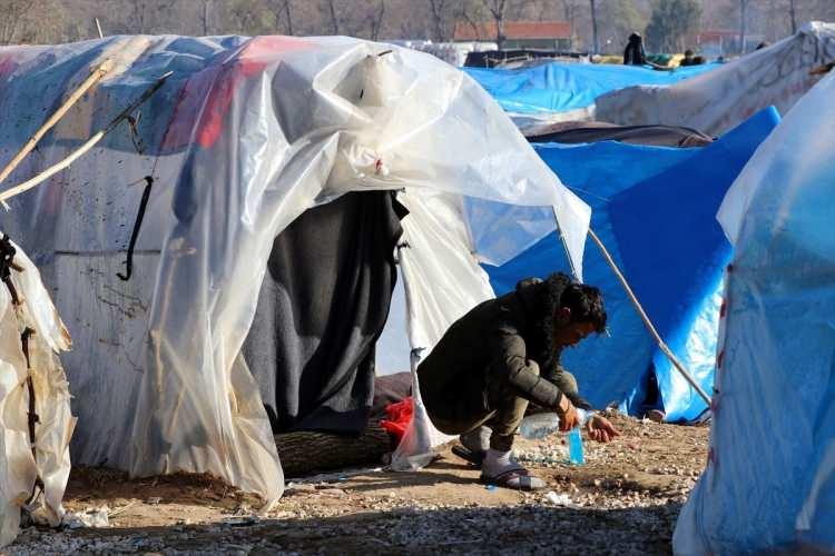 <p>Sığınmacıların Avrupa sınırında bekleyişleri 21. gününe girdi. Edirne'ye gelen sığınmacıların Avrupa'ya geçmek için verdiği mücadele devam ediyor. En çok nehir geçişlerini kullanan sığınmacılardan bazılarının ise Yunanistan'ın kapıları açacağı umuduyla Pazarkule-Kastanies sınır kapıları arasındaki tampon bölge ve yakınındaki ağaçlık alanda bekleyişi sürüyor.</p>