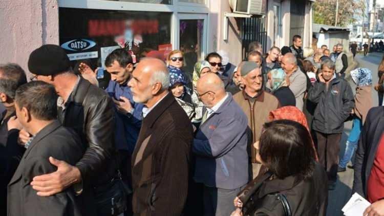 <p>Yaşlı nüfus yaş grubuna göre incelendiğinde, 2014 yılında yaşlı nüfusun yüzde 60,9'u 65-74, yüzde 31,4'ü 75-84 ve yüzde 7,7'si 85 ve daha yukarı yaş grubunda iken, geçen yıl yüzde 62,8'i 65-74, yüzde 28,2'si 75-84 ve yüzde 9,1'i 85 ve daha yukarı yaş grubunda yer aldı.</p>
<p> </p>