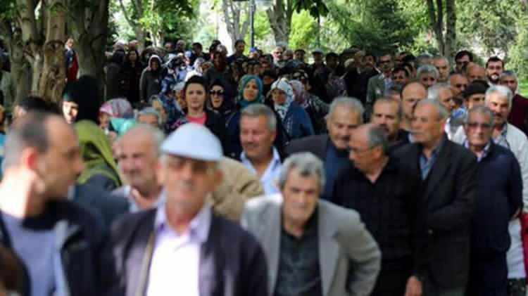 <p>Nüfus projeksiyonlarına göre, ortanca yaşın 2023 yılında 33,5, 2030 yılında 35,6, 2040 yılında 38,5, 2060 yılında 42,3 ve 2080 yılında 45 olacağı öngörüldü.</p>
<p> </p>