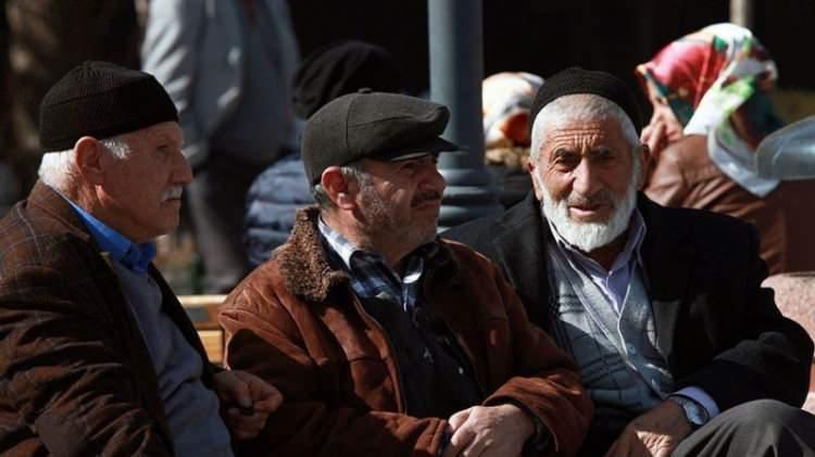 <p>Türkiye'de 65 yaşına ulaşan bir kişinin kalan yaşam süresi ortalama 17,9 yıl olarak öngörüldü. Erkekler için bu sürenin 16,2 yıl, kadınlar için 19,4 yıl olduğu gözlendi. Beklenen yaşam süresi 75 yaşında 10,9 yıl iken 85 yaşında 5,9 yıl oldu.</p>

<p> </p>
