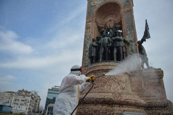 <p>Taksim Meydanı ve İstiklal Caddesinin her zamanki yoğunluğunun olmadığı görüldü. </p>
<div> </div>
