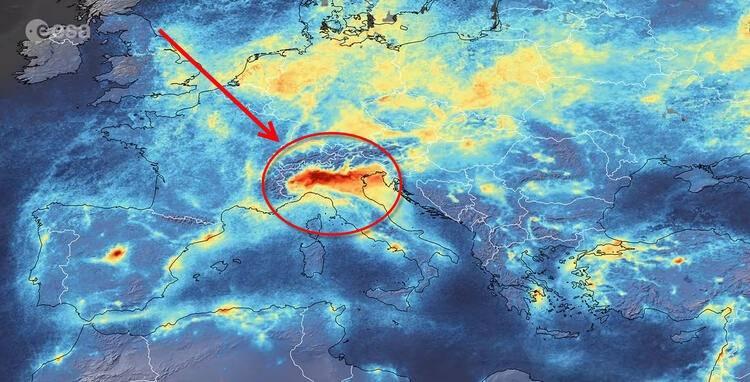 <p>Koronavirüsün Çin'in ardından sıçradığı Avrupa, salgınla mücadele ederken, salgından en çok etkilenen ülke ise İtalya oldu. Avrupa Uzay Ajansı (ESA) tarafından uydudan çekilen yeni görüntü ise şaşkınlık yarattı.</p>
