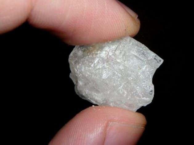 <p>Metamfetamin 1 gramı: 100 dolar Bu madde ilaçlarda kullanılır, yüksek dozda uyuşturucu etkiye sahiptir ve bağımlılık yapar.</p>